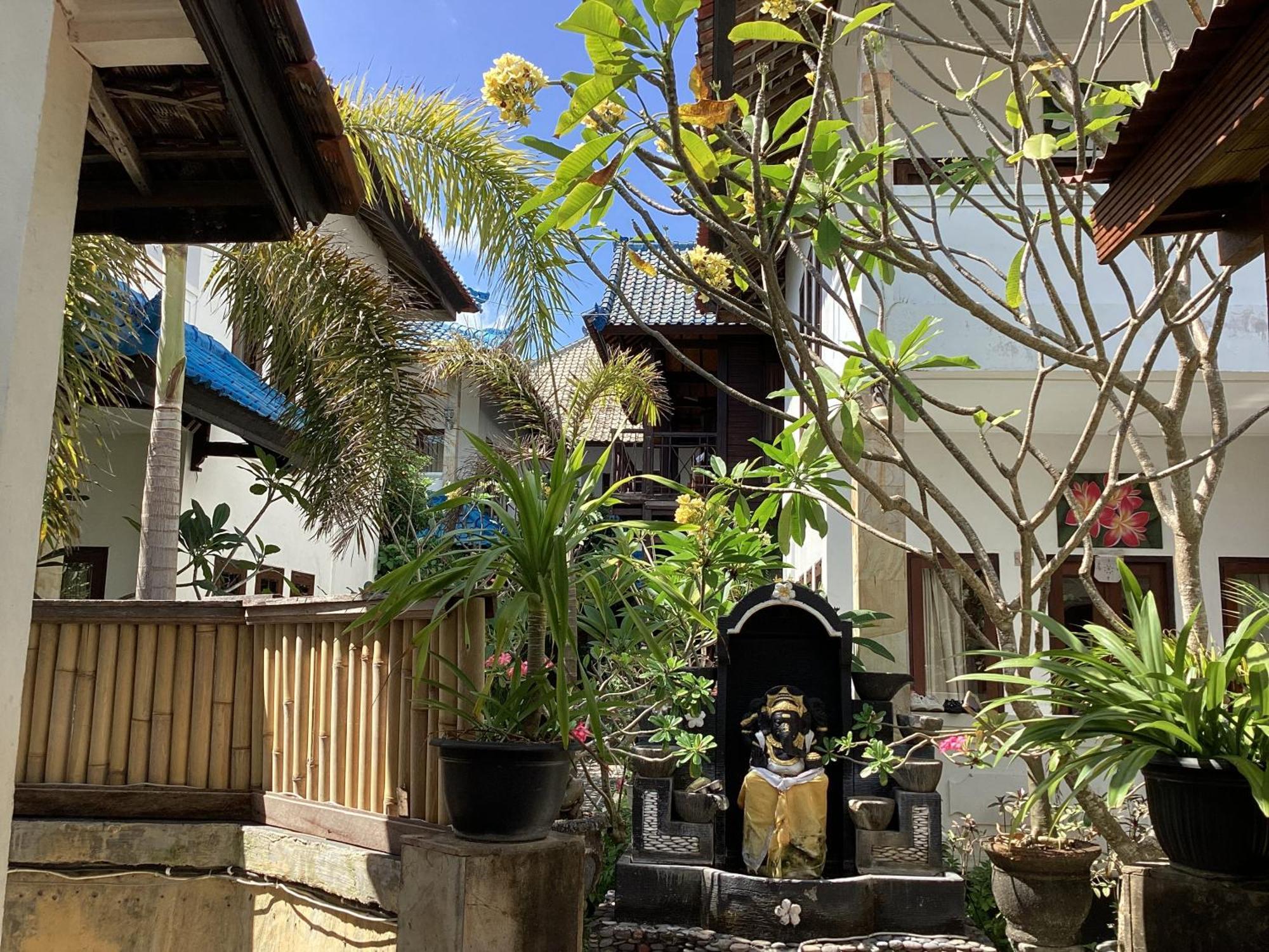 Linda Beach Hotel Lembongan Buitenkant foto