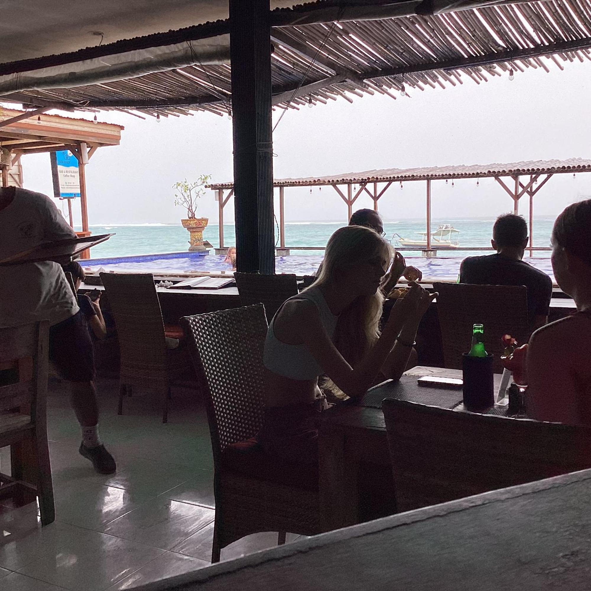 Linda Beach Hotel Lembongan Buitenkant foto