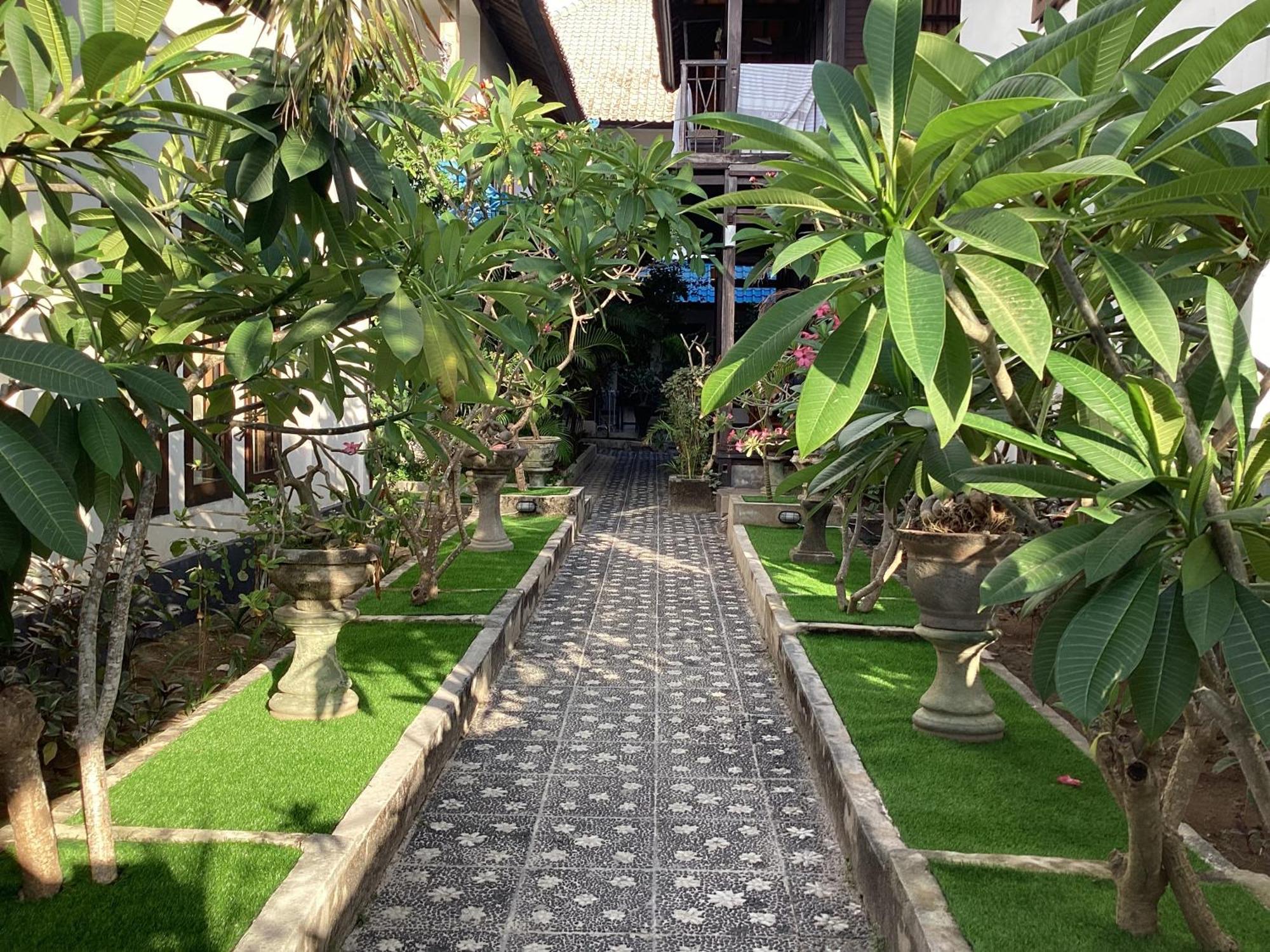 Linda Beach Hotel Lembongan Buitenkant foto