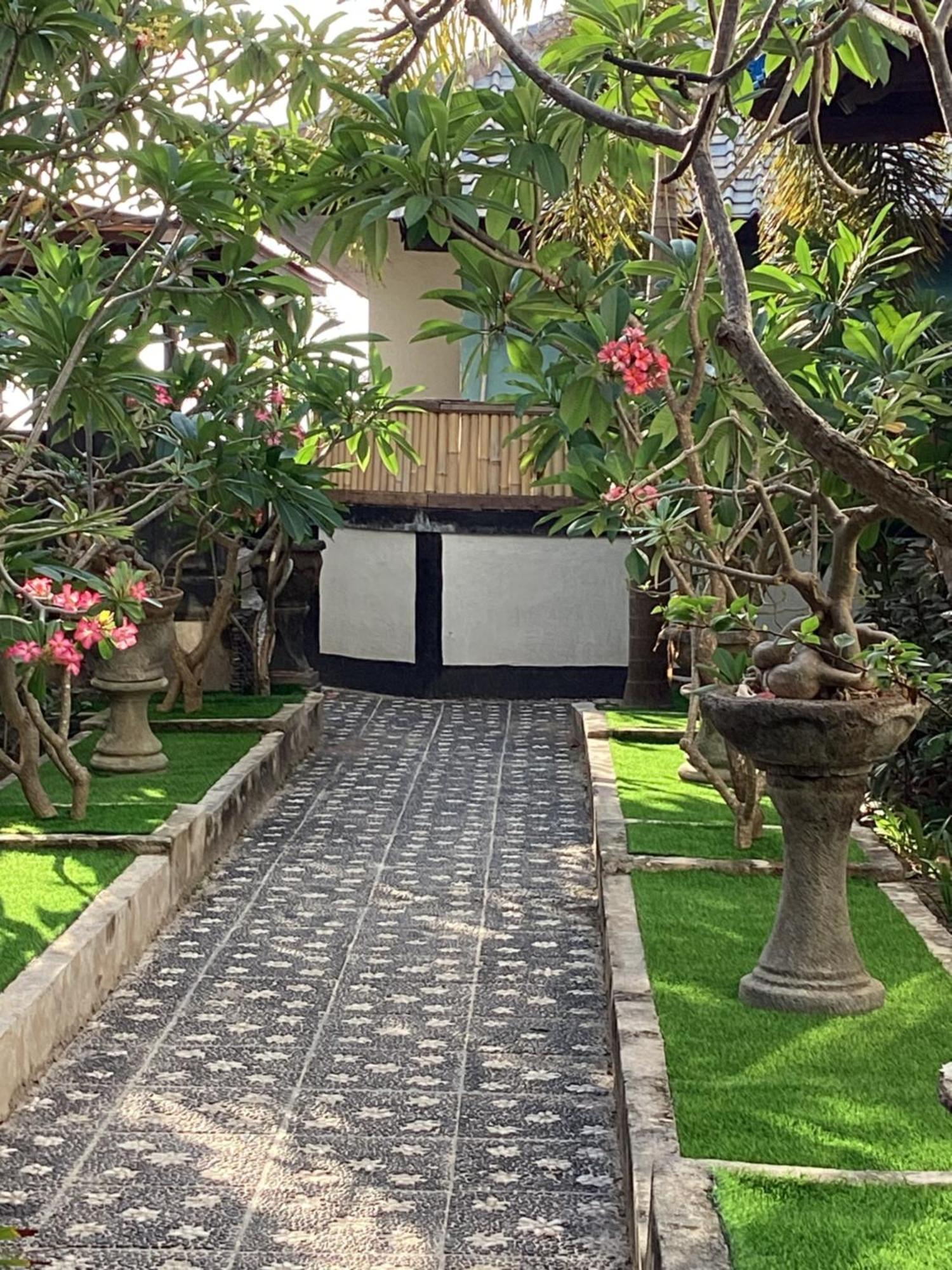 Linda Beach Hotel Lembongan Buitenkant foto