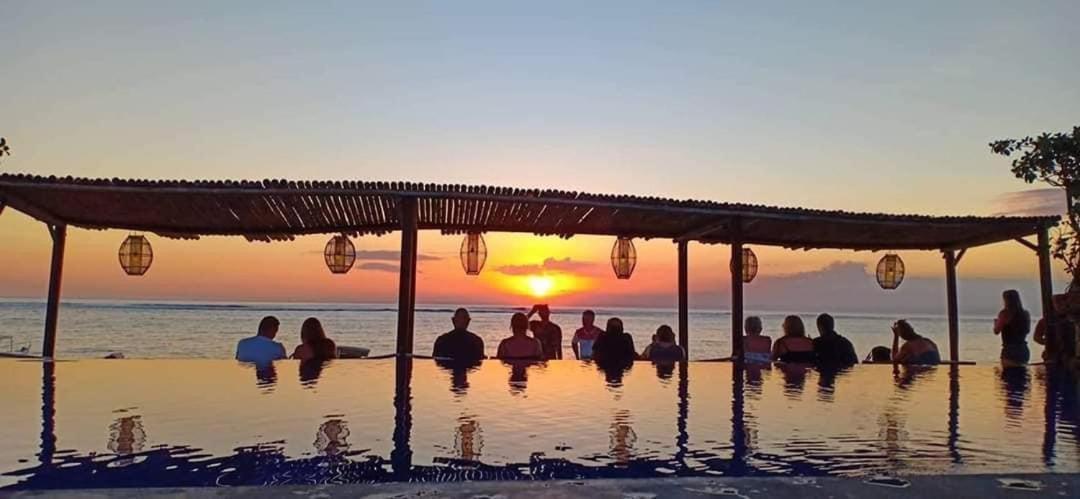 Linda Beach Hotel Lembongan Buitenkant foto